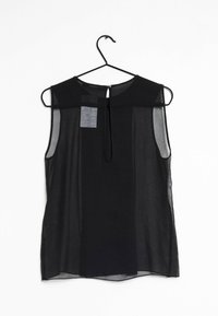 Zwarte mouwloze blouse van transparante stof, met een hoge hals, een kleine sleutelgatopening op de rug en een aangehechte tag aan de voorkant.