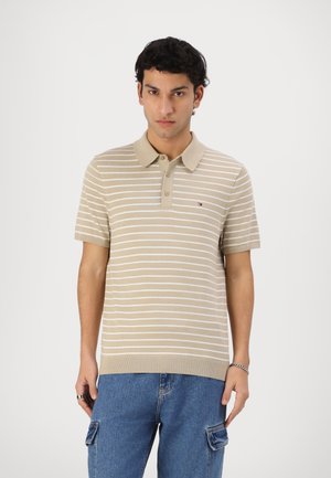 Beige gestreept poloshirt met korte mouwen, drieknoopsluiting en gebreide kraag; heeft een klein logo op de borst.