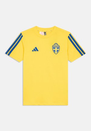 Geel katoenen T-shirt met blauw driestrepenontwerp op de mouwen en een Zweeds embleem op de voorkant, met een ronde hals.