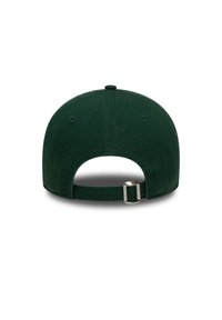 Grønn stoff baseballcaps, buet skjerm, justerbar stropp bak, ventilasjonsåpninger, glatt tekstur, enkel design uten logoer.