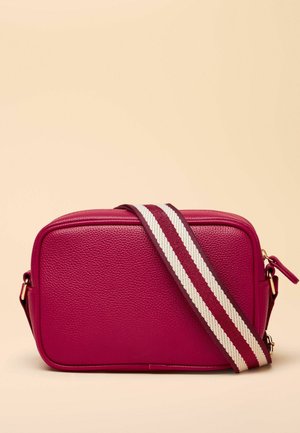 Magenta schoudertas met een gestructureerde rechthoekige vorm, gestructureerd leer en een gestreepte stoffen band in rood, wit en bordeaux.