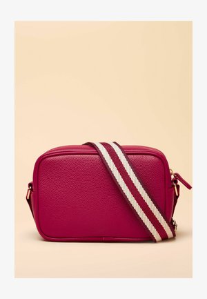 Magenta schoudertas met een gestructureerde rechthoekige vorm, gestructureerd leer en een gestreepte stoffen band in rood, wit en bordeaux.