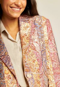 Blazer in tessuto leggero con motivo paisley multicolore, in tonalità di arancione, rosa e blu, caratterizzato da rever prominenti e dettagli in bottone.