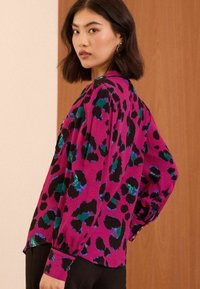 Love & Roses PRINTED UTILITY LONG SLEEVE - Blúzka so zapínaním na gombíky - pink leopard