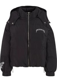 Zwarte pufferjack met hoge kraag, ritssluiting en logodetail. Heeft elastische manchetten en een trekkoord onderkant voor een verstelbare pasvorm.