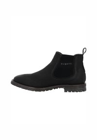 Botines de cuero negro con un upper liso, paneles laterales elásticos y una suela de goma texturizada. Presenta un logo en el lateral.
