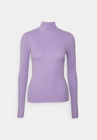 Ribbade polotröja i ljus lavendel, slim fit, långa ärmar, mjuk textur, med hög krage och minimala sömmar.