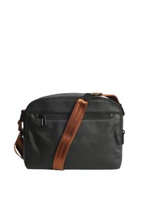 Borsa a messenger nera in materiale sintetico con superficie testurizzata, tracolla regolabile marrone, tasca con zip frontale e forma arrotondata.