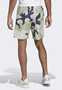 Pantaloni da bagno mimetici in verde chiaro e blu scuro, tessuto leggero, cintura elastica, lunghezza sopra il ginocchio, retro semplice.