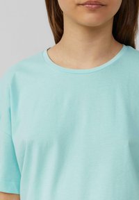 Lichtblauwe katoenen t-shirt met een ronde halslijn en korte mouwen, met een zachte textuur en een relaxte pasvorm.