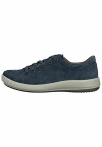 Sneaker scamosciato blu scuro con punta arrotondata, chiusura con lacci e suola in gomma a contrasto. Presenta una cucitura sottile e dettagli in rete.