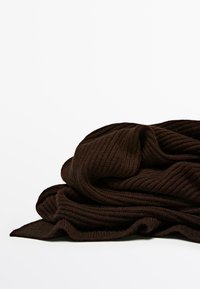 Sciarpa in maglia a coste marrone, dal texture morbida, piegata con strati e bordi visibili, che mette in risalto un colore scuro e ricco, trasmettendo calore.