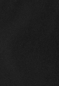 Schwarzer Stoff mit einer glatten, matten Textur. Das Material wirkt leicht und flexibel und hat eine einheitliche dunkle Farbe ohne Muster.