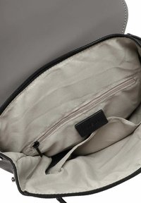 Sac à main gris avec un extérieur lisse, doté d'une fermeture éclair. L'intérieur comprend une doublure gris clair, une poche zippée et des compartiments supplémentaires.
