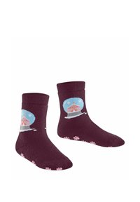 Burgunderfarbene Socken mit einem Schneekugel-Design, das ein Zelt und Schneeflocken zeigt. Sie bestehen aus gestricktem Material und haben rosa Akzente an der Unterseite.