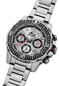 Kronografklocka i rostfritt stål med silverfärgad urtavla, svart bezel, stora siffror, tre små urtavlor och en datummarkering vid sex.