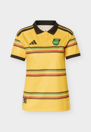 Geel Jamaica voetbalshirt met zwarte kraag, Adidas-logo, nationaal teamwapen en bruine, groene en rode horizontale gestreepte patronen.