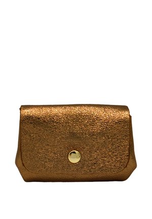 Portefeuille en simili cuir métallique bronze avec une surface texturée, de forme rectangulaire, et une fermeture bouton-pression dorée à l'avant.