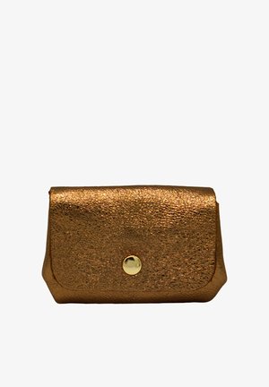 Portefeuille en simili cuir métallique bronze avec une surface texturée, de forme rectangulaire, et une fermeture bouton-pression dorée à l'avant.