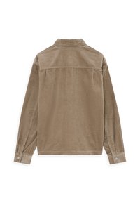 Chemise en velours côtelé marron avec col, manches longues et poignets à boutons. Présente une surface texturée et un détail de pièce de dos.