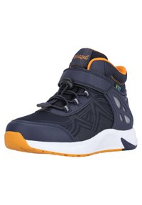 Højtop atletisk sko i marineblå og orange, med en overdel i mesh, en Velcro-rem, rund tå og en hvid gummisål med orange accenter.