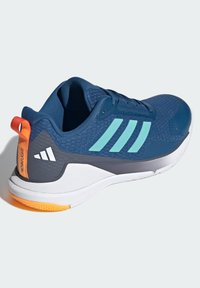 Scarpa atletica blu con tomaia in rete, tre strisce azzurre, linguetta arancione sul tallone e suola intermedia bianca. Presenta motivi testurizzati e una suola in gomma.