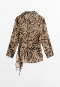 Beige og brun langærmet skjorte med tigerstribet mønster, bælte i taljen, krave og knappedetaljer ved håndleddene. Blødt, tekstureret stof.