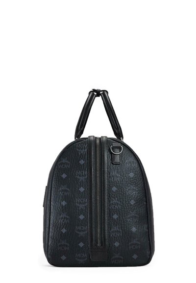 Bolsa de viaje de cuero texturizado negro con patrón del logo de MCM, asas superiores atadas entre sí y cremallera vertical en el centro del frente.