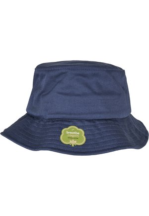 Marineblå økologisk bomuldsbucket hat med en bred, blød skygge, der har et rundt grønt mærke med teksten "breathe again".