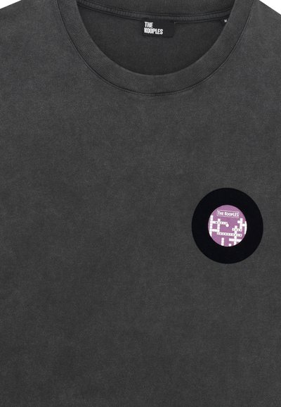 Temno siva majica z dolgimi rokavi, bombažna tkanina, okrogla ovratnika, z okroglim zakrpom z obliko vinilne plošče v vijolični in črni barvi.