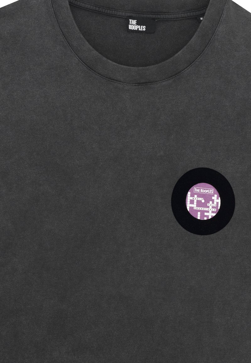 Mørkegrå langærmet t-shirt, bomuldsstof, rund hals, med et rundt mærke med et vinylplade-design i lilla og sort.