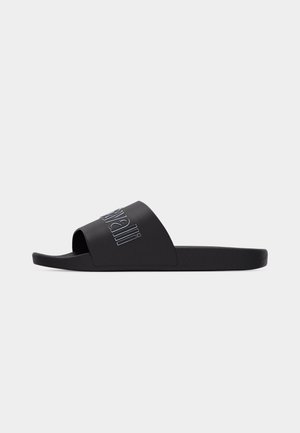 Sandalo nero a ciabatta con ampia fascia caratterizzata dal logo "Trussardi" in rilievo bianco, plantare strutturato e suola piatta, mostrato su sfondo grigio.