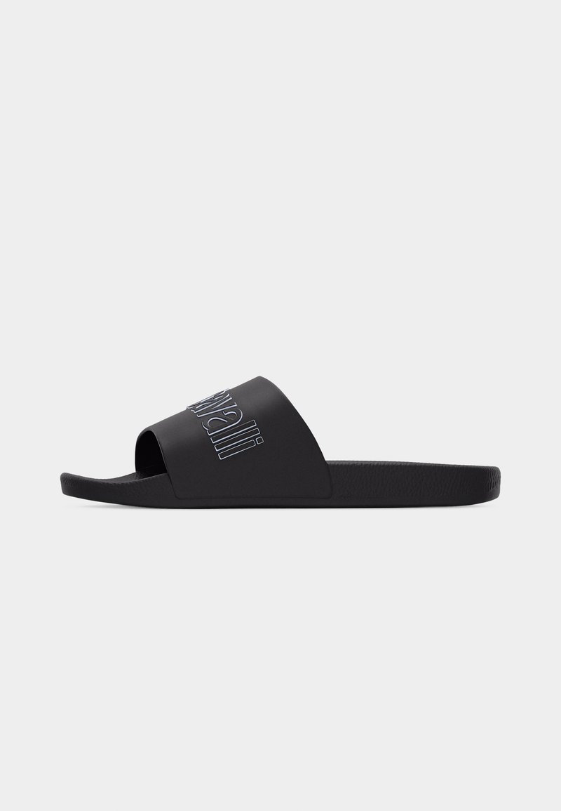 Sandale à glissière noire avec sangle large arborant le logo "Trussardi" blanc embossé, semelle intérieure texturée et semelle plate, présentée sur un fond gris.