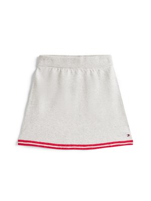 Mini-jupe gris clair avec une taille côtelée et un ourlet rayé rouge et blanc. Fabriquée en tissu doux avec une texture lisse.