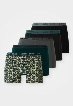 Cinco pares de calzoncillos tipo boxer para hombre en negro, gris, verde oscuro y un patrón floral verde, cada uno con cinturillas elásticas de marca.