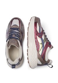 Schoenen met een mix van materialen in metallic bordeauxrood, groen en blauw. Witte mesh en gewatteerde kraag, met een structuur rubberen zool.
