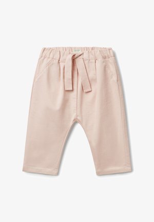 Lichtroze broek gemaakt van zachte stof met een elastische tailleband en een strikdetail aan de voorkant. Bevat twee zijzakken en een taps toelopend ontwerp.