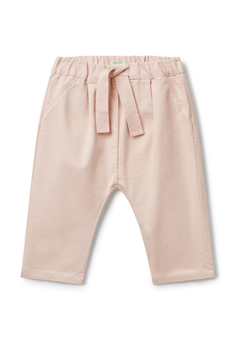 Pantalones de color rosa claro hechos de una tela suave, con una cintura elástica y un detalle de lazo en la parte delantera. Cuenta con dos bolsillos laterales y un diseño de pierna ajustada.