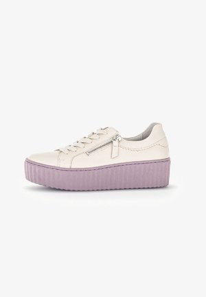 Plattform-Sneaker mit einem Obermaterial aus weißem Leder, einer lila strukturierten Sohle, Schnürsenkeln und einem Reißverschluss-Detail an der Seite. Rundes Zehendesign.