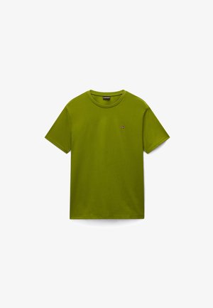 Grünes kurzärmeliges Baumwoll-T-Shirt mit Rundhalsausschnitt und gesticktem Logo auf der linken Brust. Glatte Textur, Standardpassform.