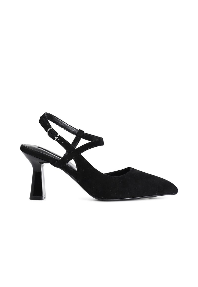 Décolleté in suede nero con punta affusolata e tacco spesso lucido. Presenta cinghie incrociate alla caviglia per un maggiore supporto.