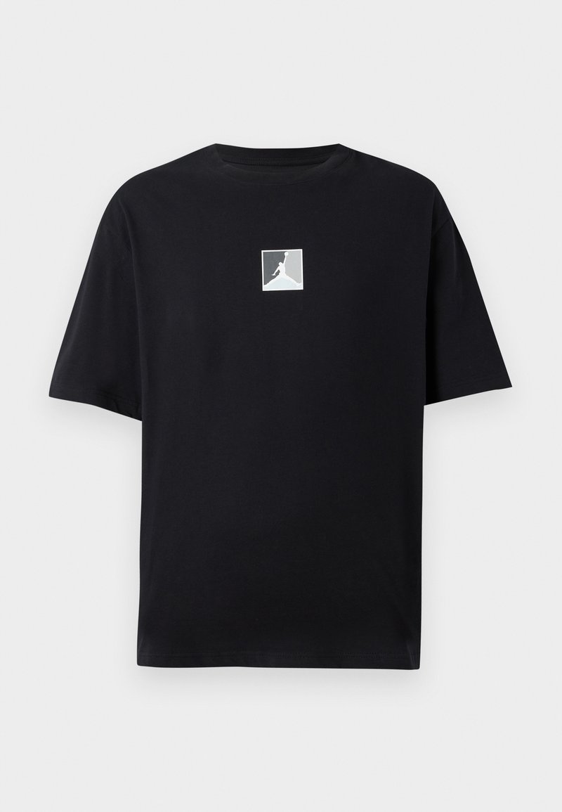 Camiseta de algodón negra con escote redondo, que presenta un logotipo cuadrado blanco con una silueta en el centro. Mangas cortas, corte relajado.