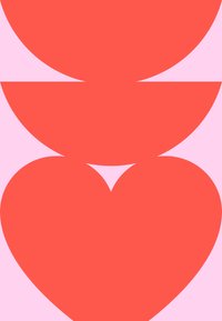 Abstrakt design med tre overlappende røde former, inkludert to halvsirkler og et hjerte, satt mot en myk rosa bakgrunn.
