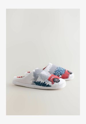 Hvide slippers med et design af en rød vintage lastbil og grønne træer, blød tekstur, åben bagdel og en hyggelig ternet foring.