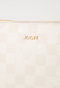 Hvit rutete teksturpose med gyllent logo "JOOP!" og detaljer med gyllen glidelås. Glatt, syntetisk materiale med subtilt mønster.