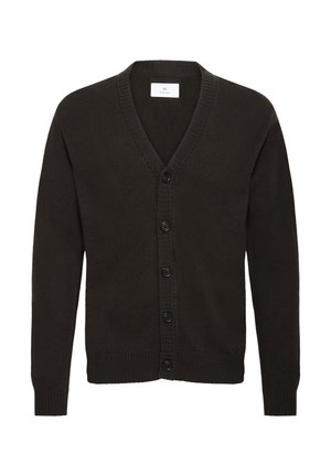Cardigan marron foncé en maille douce. Présente un col en V, des poignets côtelés et six boutons sur le devant pour la fermeture.