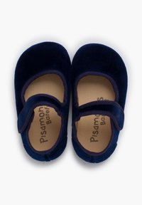 Zapatos Mary Jane de terciopelo azul marino con una textura suave, correa elástica y forro interior acolchado que presenta el nombre de la marca impreso en marrón.