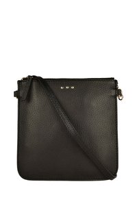 Sac bandoulière en cuir noir avec une surface texturée, doté d'une fermeture éclair, d'une bandoulière réglable et de trois clous métalliques décoratifs à l'avant.