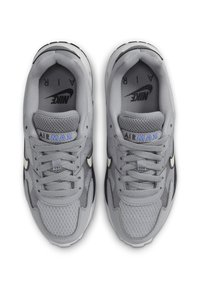 Szürke Nike Air Max sportcipők, hálós és szintetikus felsőrésszel, fehér swoosh, fűzők és látható párnázottság jellemzi őket. Fent nézet.