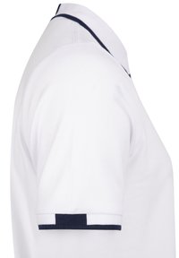 Camisa polo blanca con cuello y acentos de mangas en azul marino, hecha de una tela texturizada. Mangas cortas con ribete en contraste en los puños.